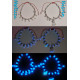 Pulseira turquesa fluorescente no tornozelo